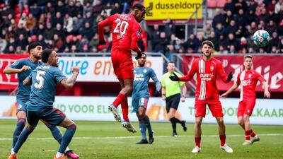 ویدئو: رونمایی از بزرگترین بنر دنیا در ورزشگاه فوتبال