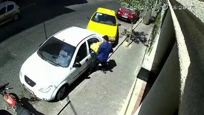  این سارق حرفه‌ای لوازم داخل خودرو را شناسایی کنید + فیلم