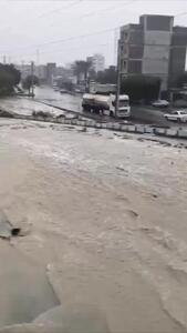  جاری شدن سیلاب در بعضی مناطق بندرعباس هم اکنون + فیلم