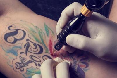  خالکوبی‌، واکنش بدن به واکسیناسیون را مختل می‌کند؟