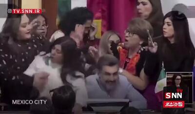  زنان نماینده با یورش به تریبون کنگره موهای یکدیگر را کندند! / فیلم