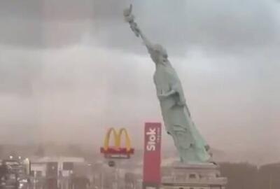 فیلم/ سقوط ماکت مجسه آزادی در برزیل