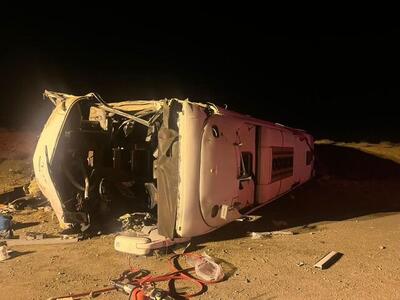  جزئیات تصادف مرگبار اتوبوس اصفهان - مشهد در نطنز / پلیس: اتوبوس وارد لاین مقابل شد و با یک پژو برخورد کرد / ۱۳ نفر جان باختند