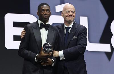 عثمان دمبله و دریافت جایزه د بست 2025 از دست جیانی اینفانتینو، رئیس فیفا - پارس فوتبال