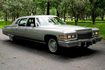 کادیلاک فلیت‌وود سری ۷۵ مدل ۱۹۷۴، کشیده‌ترین سدان جهان با ۶٫۵ متر طول! - پدال