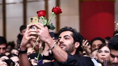 فیلم / اکران عمومی بامداد خمار دیشب با استقبال گسترده دختران جوان برگزار شد /  از جیغ و داددختران با دیدن رحیم نجار و درخواست سلفی با این بازیگر  /  نوید پورفرج چه گفت ؟!