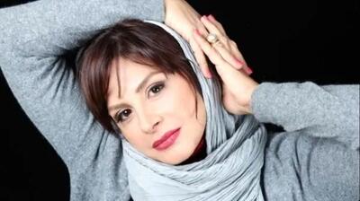 نگاهی به چیدمان  شاهانه و مجلل خانه سیما تیرانداز / از پرده‌ها و لوسترهای اعیانی تا فرش گلبهی و کابینت‌های چوبی ...