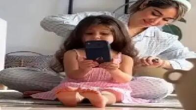  آواز شاد؛ دختربچه فینقیلی حین شونه موهاش کج کلاه خان یارمه میخونه آب قند لازم میشی