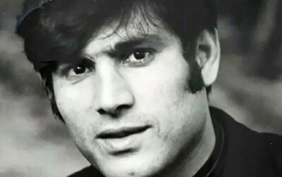  سفر در زمان؛ «نعمت آغاسی» سوار بر یک چهارچرخ کودکانه در خانه اش؛ دهه 50
