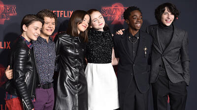  تماشای پایان Stranger Things در کنار خانواده و بازیگران
