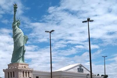 سقوط مجسمه «آزادی» در برزیل بر اثر وزش باد شدید + فیلم