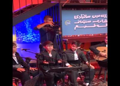  آواز سنتی/ کودکان کردی ازسالیادی دامه زراندنی سلیمانی میخونن/مغز سالن سوت کشید