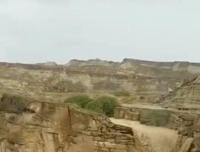  سرازیرشدن سیلاب‌ از تپه‌های شمالی بندرعباس