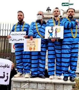 ابتکار خلاقانه معترضان قانون مهریه مقابل مجلس