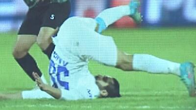 تصمیم نادرست داور با اعلام آوانتاژ در بازی استقلال