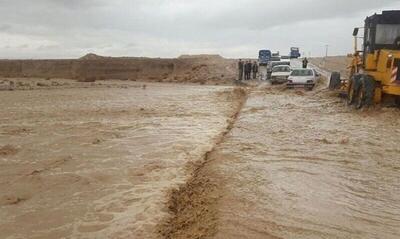 فیلم | جاری شدن سیل از کوه‌های حاجی‌آباد هرمزگان