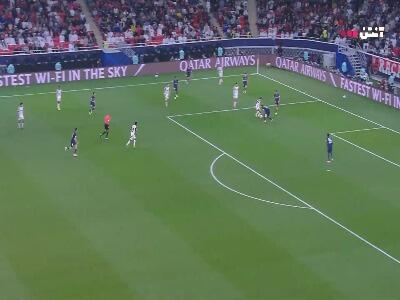 از روی نقطه پنالتی؛  گل اول فلامینگو توسط جورجینیو در دقیقه 62