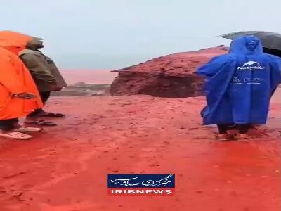 تصاویر زیبا و دیدنی از بارندگی در ساحل سرخ جزیره‌ هرمز