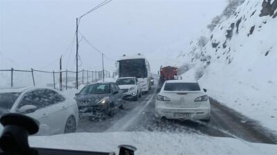 بارش برف و مه‌گرفتگی در محورهای هراز و کندوان/ لغزندگی جاده عامل ۲۵ حادثه