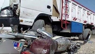 برخورد تریلی و موتورسیکلت 2 فوتی برجا گذاشت