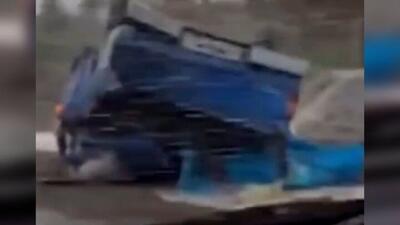  لحظه واژگونی نیسان آبی در جاده لغزنده
