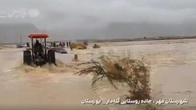  نجات راننده پژو در سیلاب فارس