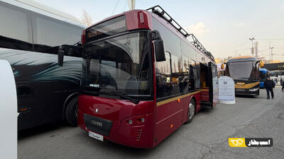 اتوبوس سریال پایتخت با عقاب افشان به نمایشگاه حمل و نقل آمد