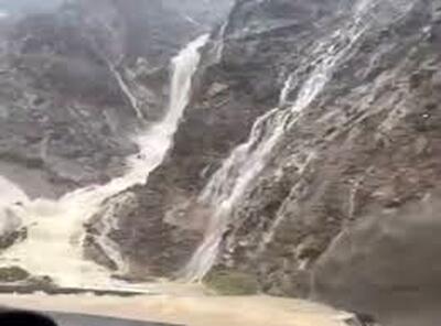 کوه‌های حاجی‌آباد هرمزگان تبدیل به آبشار شد!