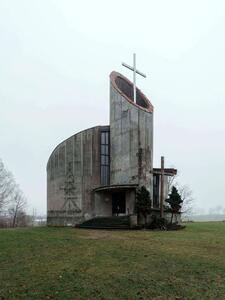 معماری خشن یک کلیسا در لهستان جلب توجه کرد