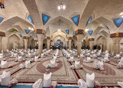  توزیع بسته‌های معیستی و یلدایی میان خانواده‌های نیازمند شیراز