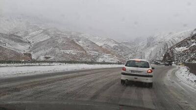  آماده‌باش ۴ اکیپ امدادی راهداری در برف اردستان/باز بودن محورهای اصلی اردستان با وجود بارش برف