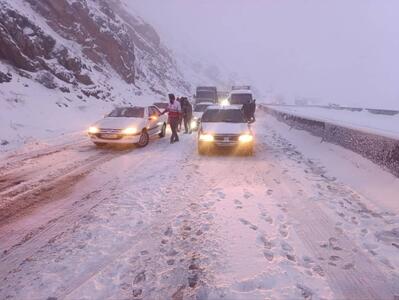  یخبندان و برف سنگین در محورهای کردستان/هلال‌احمر ۱۰۰ نفر را امدادرسانی کرد  