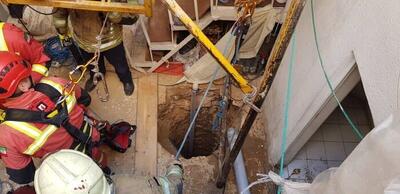 حادثه در بلوار آفریقا تهران / دو کارگر در چاه ۲۵ متری گرفتار شدند + فیلم