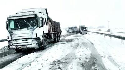 ویدیو / بارش برف در گردنه زالیان در محور بروجرد - اراک