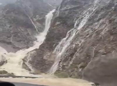 ببینید / تصاویر شگفت انگیز جاری شدن سیل از کوه‌های حاجی‌آباد هرمزگان