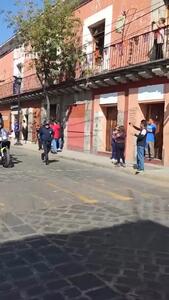 حرکات آکروباتیک پلیس‌های مکزیکی به سبک هندی‌ها