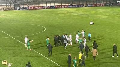 اعتراض قاسم حدادی فر به داور مسابقه به دلیل اعلام نشدن پنالتی در دقایق پایانی