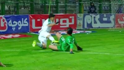 پنالتی ذوب آهن سوخت؟ تصمیم جنجالی داور وسط و داوران وی ای آر بازی ذوب آهن و شمس آذر در دقیقه 92