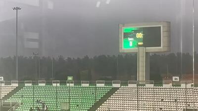 اسکوربورد ورزشگاه فولادشهر به دلیل بارش باران حین بازی ذوب آهن و شمس آذر خراب شد