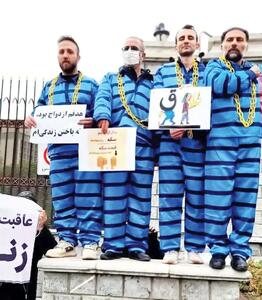 پرچم صلح برادران دالتون/ درباره عکسی از مردان گرفتار مهریه با لباس نمادین زندانی