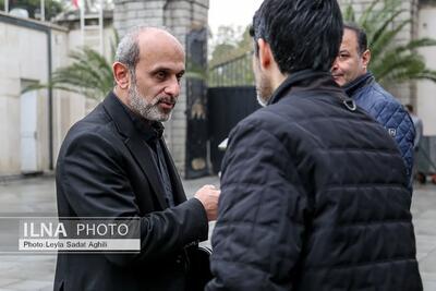 از محصولات نمایش خانگی که در راستای سیاست صدا و سیما باشد، حمایت می‌کنیم