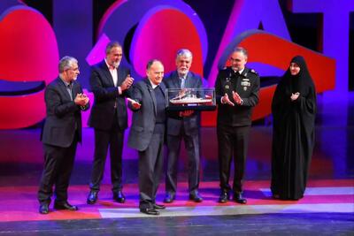 امیر دریادار سرنوشت تندیس «سرباز وطن» را دریافت کرد