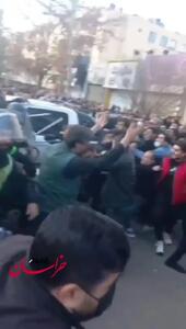  لحظه چاقو خوردن فرمانده انتظامی مشهد در مراسم هفتم وکیل مرحوم خسرو علیکردی+ فیلم