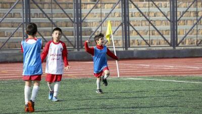 در سرمای یخبندان اردیبل، فوتبال گرمای کودکان است