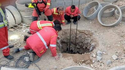 جدال با مرگ در چاه ۲۵ متری؛ عملیات موفق آتش‌نشانی برای نجات دو کارگر