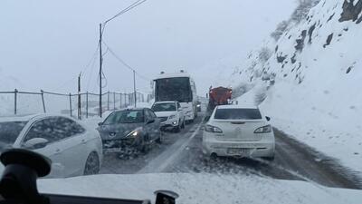  بارش برف و مه‌گرفتگی در محورهای هراز و کندوان/ لغزندگی جاده عامل ۲۵ حادثه