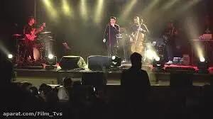 هدیه ویژه هوادار خانم به مهراد جم در حین کنسرت/ ویدئو