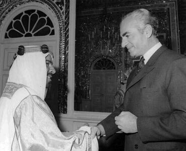  خاطرات علم: به کاردار سفارت انگلیس گفتم در مورد بحرین از رفراندوم به معنی اخص کلمه چشم پوشیده‌ایم!