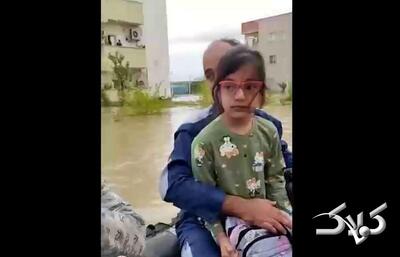 قایق ها به ونیز ایران رسید! + ویدئو ؛ حال و روز خانواده سوار بر قایق در وسط شهرک | زندگیمون رفت خودمان هم.... - مجله اینترنتی کولاک