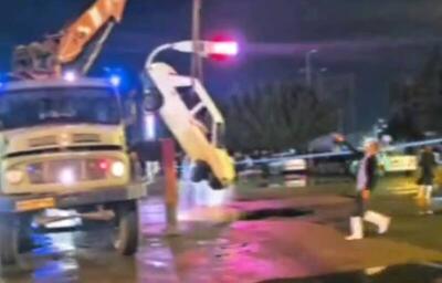 فیلم/ سقوط پراید بر اثر فرونشست زمین در بندرعباس